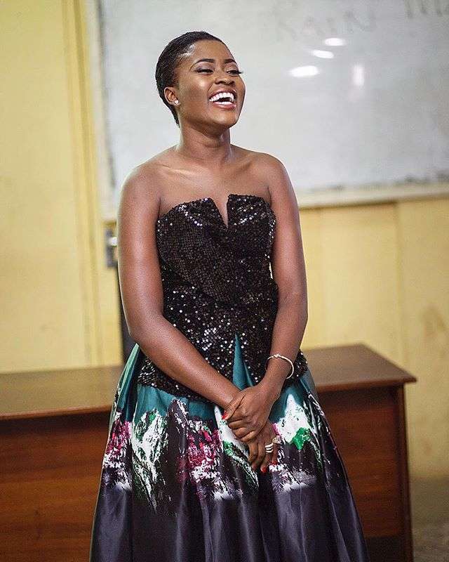 Fella Makafui donated desks, books and more to a deprived school (photos)