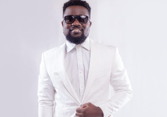 Sarkodie buys new iPhone screen protector and a customized phone case (video)