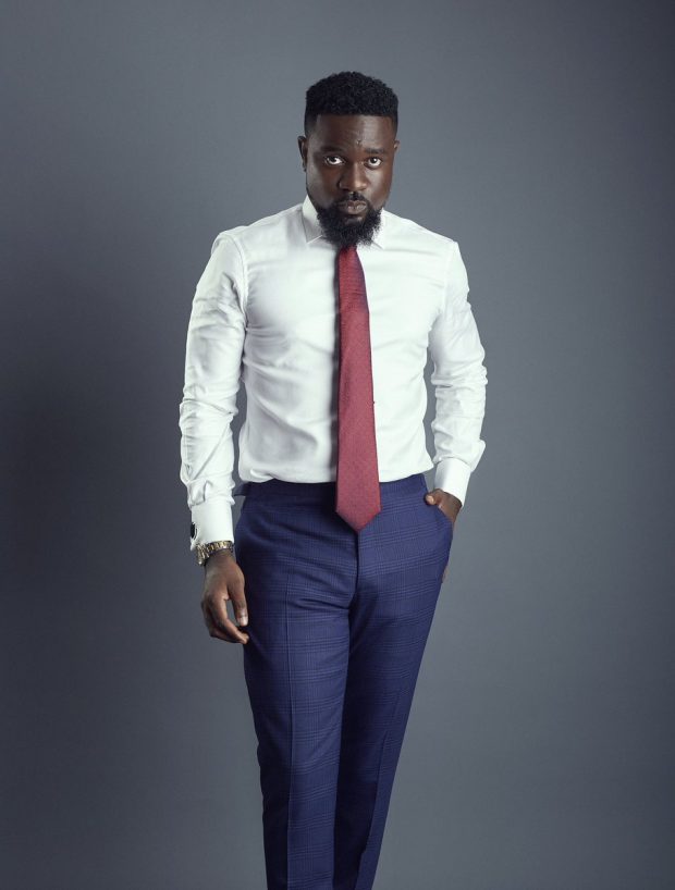 Sarkodie’s cannot be 29-years-old – Fan mocks rapper after latest family photo