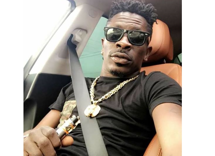 Shatta Wale surprises fan on her birthday, sprays money to fans on UPSA campus (video)