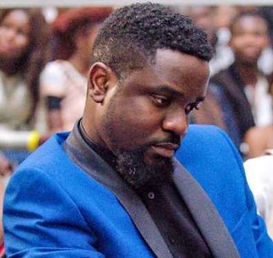 Sarkodie incurs wrath of Ghanaian music lovers after supporting Nigerian musician